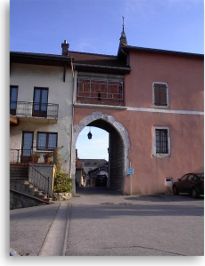 Porte d'entre du village fortifi des Marches