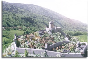 Chteau et bourg fortifi d'Avalon (Isre)